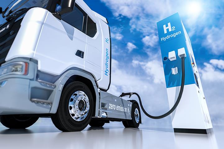 Fuel cell truck plugged into a hydrogen fuel pump